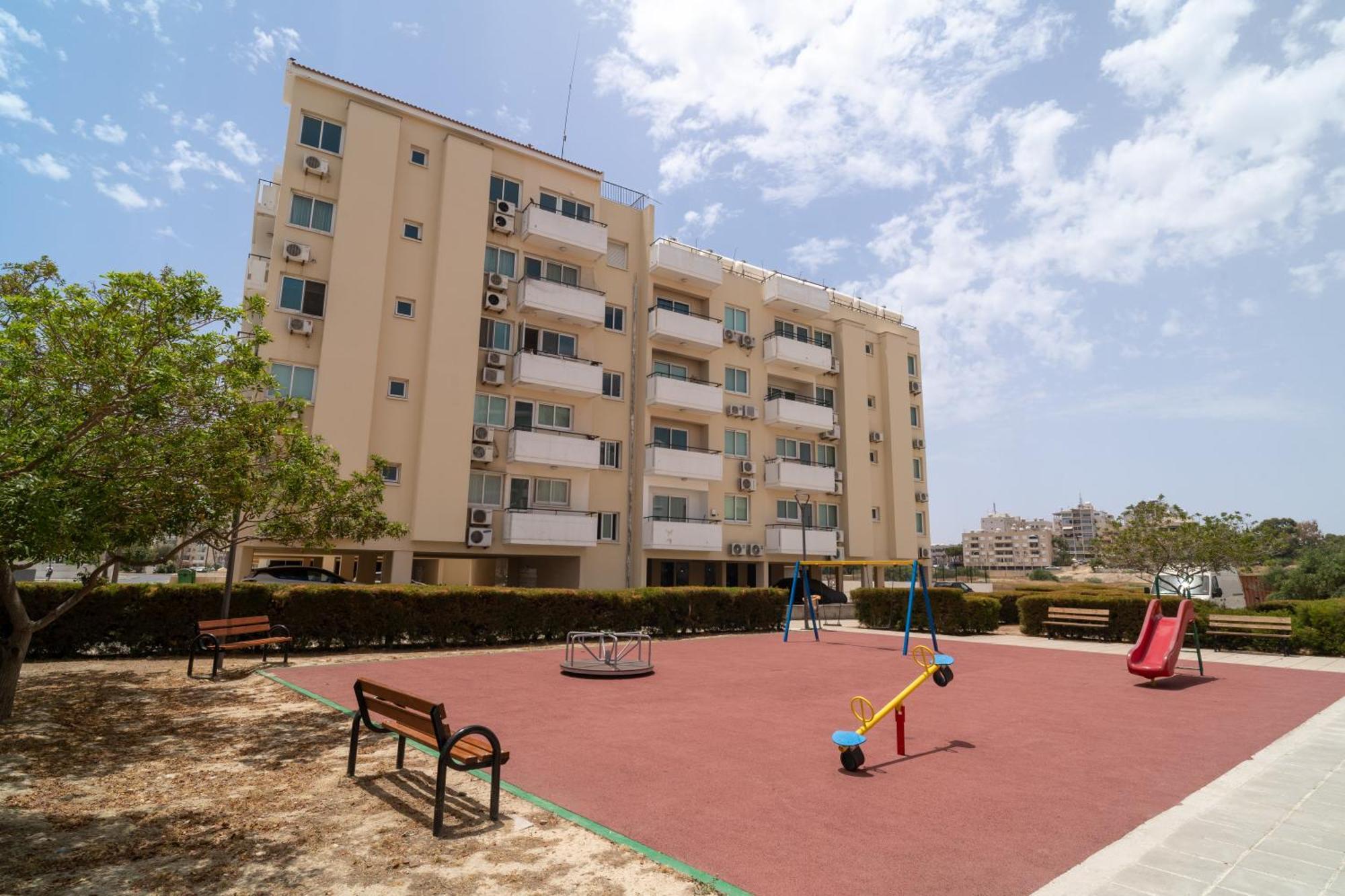 Kave Blue Mackenzie 1 Bdr Flat With Pool Lägenhet Larnaca Exteriör bild