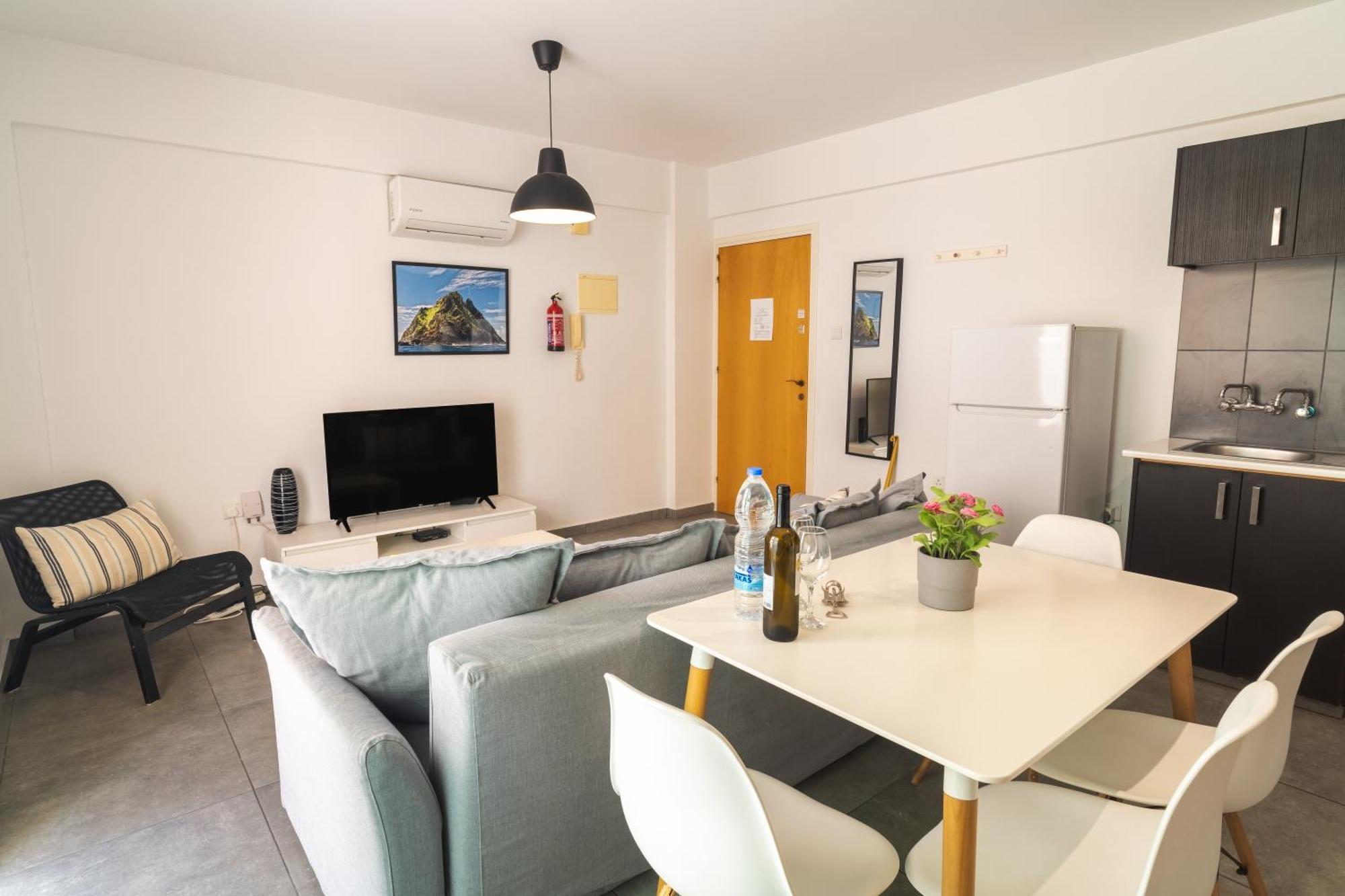 Kave Blue Mackenzie 1 Bdr Flat With Pool Lägenhet Larnaca Exteriör bild