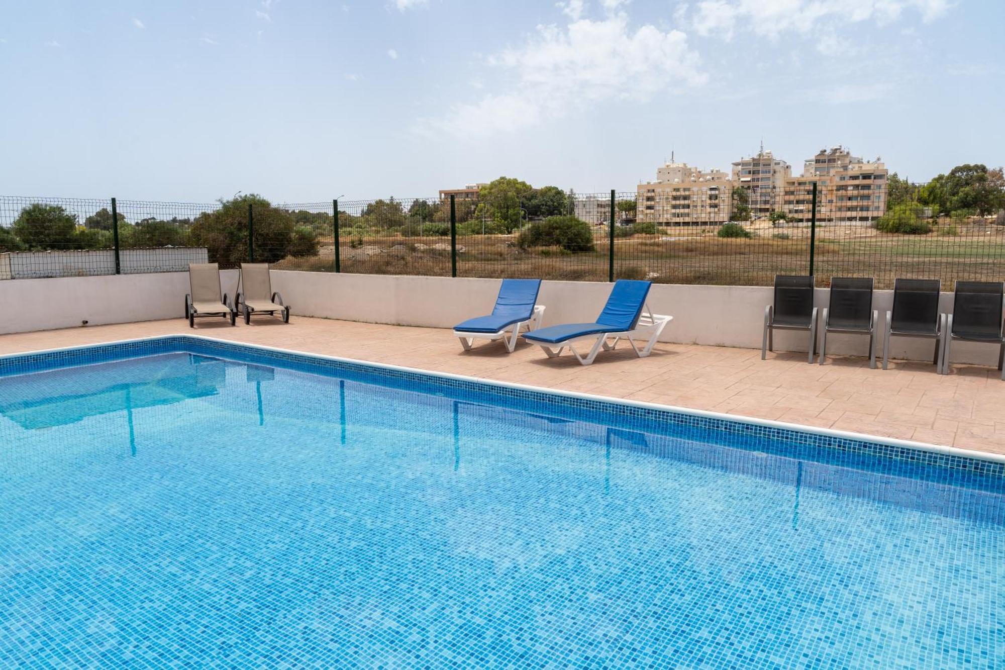 Kave Blue Mackenzie 1 Bdr Flat With Pool Lägenhet Larnaca Exteriör bild