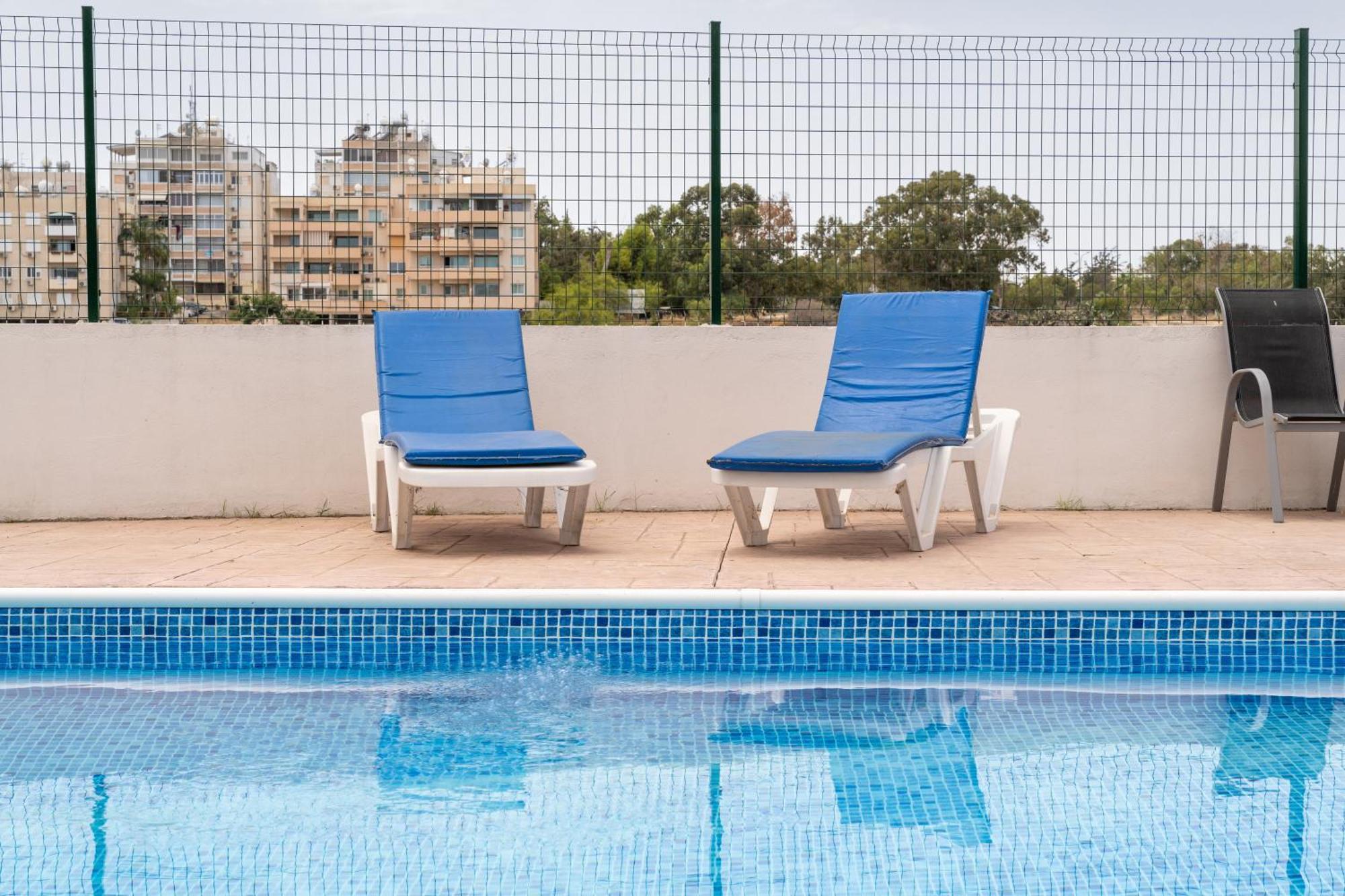 Kave Blue Mackenzie 1 Bdr Flat With Pool Lägenhet Larnaca Exteriör bild